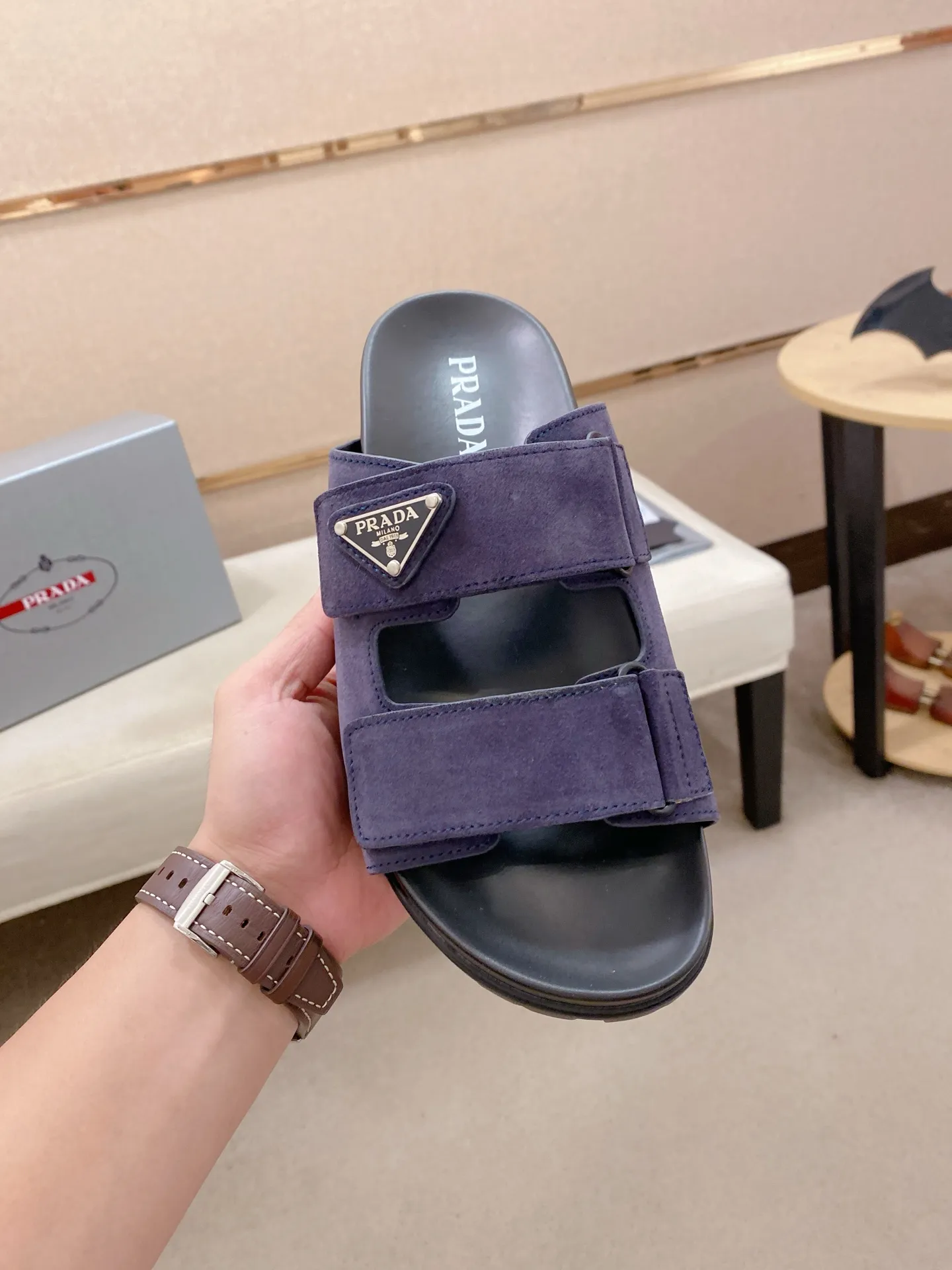Men's shoes 💰: 440💰 [PRADA Slippers] High-end men's shoes brand official website 1:1 latest masterpiece: original mold opening and customization, the fabric is made of imported suede cowhide original material, upgraded outsole, lighter and non-slip. The market's top quality, simple yet tasteful, a must-have for fashionistas, fashionable at your feet, full of confidence, the same style at the counter 👍The season of summer slippers is here. Code: 38-45
